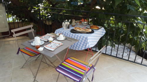 Petit déjeuner en terrasse à l'ombre du mûrier platane